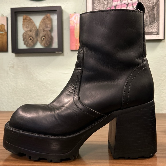 ⚡️Vintage Steve Madden Chunky Platform “SPIN” Boots⚡️ - Picture 3 of 7